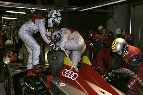 Allan McNish og Tom K i kørerskifte under pitstop.